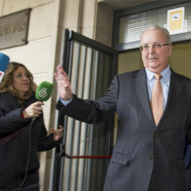 El exconsejero de Empleo Antonio Fernández a su salida ayer de los juzgados de Sevilla. EFE/Raúl Caro