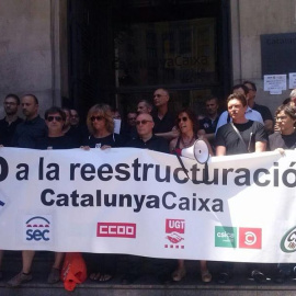 Trabajadores de CaixaCatalunya, en una protesta. EUROPA PRESS