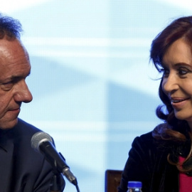 El candidato presidencial Scioli y la presidenta de Argentina Fernández de Kirchner comparten una mirada durante un mitin en Buenos Aires. REUTERS
