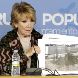 La portavoz del PP en el Ayuntamiento de Madrid, Esperanza Aguirre, al inicio de la rueda de prensa en la sede del partido. EFE/David González