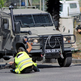Un atacante palestino, vestido de periodista, apuñala a ua soldado israelí antes de caer fulminado por los disparos del Ejército hebreo cerca de la ciudad de Hebrón, en Cisjordania.- REUTERS
