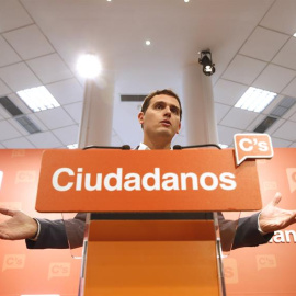 El presidente de Ciudadanos, Albert Rivera, durante la rueda de prensa ofrecida tras la reunión de la Ejecutiva Nacional, que se ha llevado a cabo este lunes en la sede del partido. EFE/J.J. Guillén