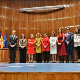 El nuevo Vicepresidente de Derechos Sociales y Agenda 2030, Pablo Iglesias (i) recibe su cartera de la vicepresidenta primera y ministra de Presidencia y Relaciones con las Cortes, Carmen Calvo (d) durante la toma de posesión en un acto cel