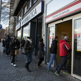 Cola en una oficina del Servicio Público de Empleo de la Comunidad de Madrid.  REUTERS/Andrea Comas