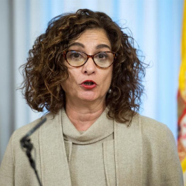 La ministra de Hacienda, María Jesús Montero, pronuncia un discurso tras tomar posesión de su cargo este lunes en la sede del Ministerio de Hacienda en Madrid. EFE/ Luca Piergiovanni