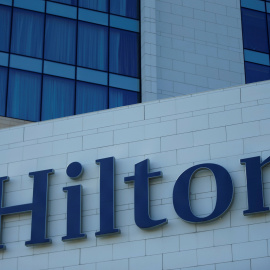 El logo de Hilton en un hotel en la localidad de Batumi, en el Estado de Georgia (EEUU). REUTERS/David Mdzinarishvili
