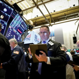 Operadores en el patio de negociación de la bolsa de Wall Street. REUTERS/Brendan McDermid