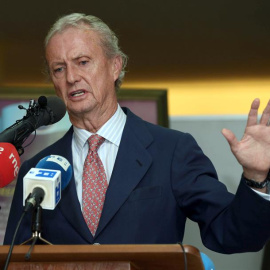 El ministro de Defensa, Pedro Morenés, durante la rueda de prensa que ha ofrecido en la Base Aérea de Gando (Gran Canaria), para informar de los últimos detalles sobre la desaparición de tres militares que iban a bordo del helicóptero Super