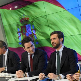13/01/2020.- El líder del PP, Pablo Casado, junto a la vicesecretaria de Organización, Ana María Beltrán (d) y el secretario general del partido, Teodoro García Egea, durante la reunión de la Junta Directiva Nacional. / EFE - VÍCTOR LERENA