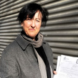 Esther Lomas muestra la documentación que acredita que vivió casi treinta años con su pareja. / H.M.