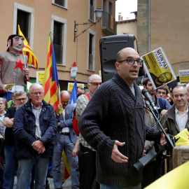 El regidor de la CUP, Joan Coma, quien ha ignorado la citación de la Audiencia Nacional para ir a declarar por un delito de "sedición", agradece el apoyo ciudadano que ha recibido esta tarde en Vic (Barcelona)./ EFE