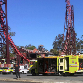 Los servicios de emergencia en el parque de atracciones Dreamworld, en Australia. /REUTERS