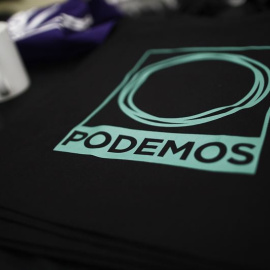Una camista con el logo de Podemos. E.P.