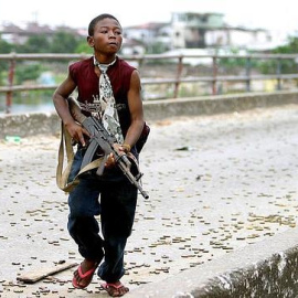 Un niño soldado durante la guerra civil de Liberia. - EFE