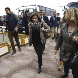 La vicepresidenta del Gobierno español, Soraya Sáenz de Santamaría, sale del hotel en el que ha esperado la solución a una avería del avión. EFE / Kiko Huesca