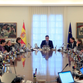 14/01/2020.- El presidente del Gobierno, Pedro Sánchez (c), flanqueado por los vicepresidentes, primera, Carmen Calvo ( a su dcha) y segundo, Pablo Iglesias (a su izq), durante el primer Consejo de Ministros del Ejecutivo de coalición, este