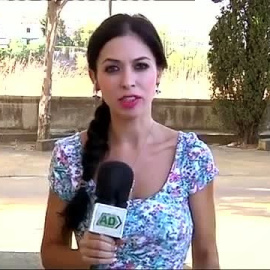 La reportera Carolina Cambrils, durante una retransmisión en Andalucía Directo de Canal Sur.