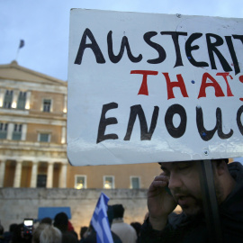 Protesta contra la austeridad en las inmediaciones del Parlamento griego. - REUTERS