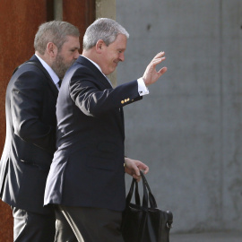 El considerado número dos de la trama Gürtel, Pablo Crespo, acompañado de su abogado, Miguel Durán, a su llegada a la Audiencia Nacional en San Fernando de Henares. EFE/J. J. Guillén