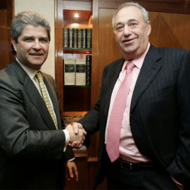Fernando Martín con Manuel Jové, cuando alcanzaron el acuerdo para la compra de la inmobiliaria Fadesa. EFE