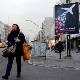 Un cartel en Teherán, capital de Irán, lamenta el fallecimiento de los 176 pasajeros del avión ucraniano derribado por un misil iraní./ ABEDIN TAHERKENAREH (EFE)