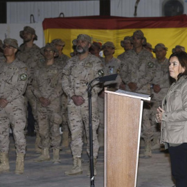 HERAT (AFGANISTÁN), 24/10/2015.- La vicepresidenta del Gobierno español, Soraya Sáenz de Santamaría (d), durante el acto de despedida de las tropas españolas destinadas en la base de Herat, tras catorce años de misión. EFE/Kiko Huesca.
