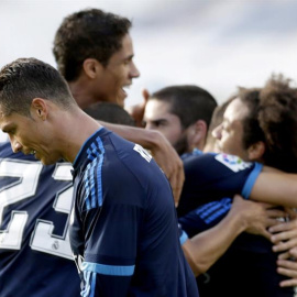 Marcelo celebra con sus compañeros la consecución del tercer gol del Madrid ante el Celta. - EFE
