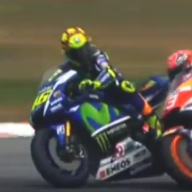 El italiano Valentino Rossi tira a Marc Márquez de la moto con una patada