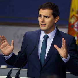 El líder de Ciudadanos, Albert Rivera, durante la rueda de prensa ofrecida en el Congreso, tras la reunión mantenida con el rey Felipe hoy en el Palacio de la Zarzuela. EFE/Paco Campos