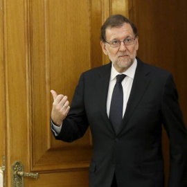 El presidente del Gobierno en funciones, Mariano Rajoy espera ser recibido por el rey Felipe VI, en la segunda jornada de su ronda de contactos para buscar candidato a la investidura. EFE/Chema Moya