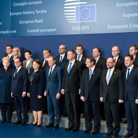 Fotografía de familia de los asistentes a la primera cumbre del año de los Jefes de Estado y de Gobierno de la Unión Europea, celebrada hoy en Bruselas. /Horst Wagner