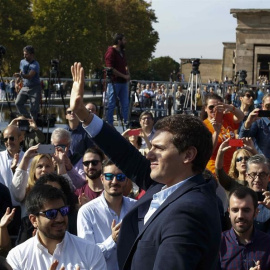 El líder de Ciudadanos saluda durante el acto celebrado en el Templo de Debod. EFE/Paco Campos