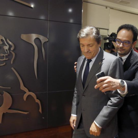 El rey ha recibido hoy al presidente de la Gestora del PSOE, Javier Fernández, en la segunda jornada de su ronda de contactos para buscar candidato a la investidura. / EFE