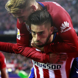 El centrocampista belga del Atlético de Madrid Yannick Ferreira-Carrasco celebra su gol ante el Valencia con el francés Antoine Griezmann. - EFE