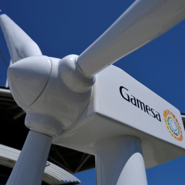 Un aerogenerador en la sede de  GAMESA. / REUTERS