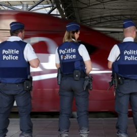 Policías belgas en la estación de trenes de Bruselas.- REUTERS