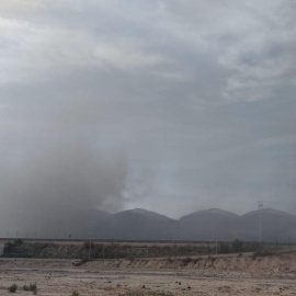 Imagen del humo generado por el incendio del techo de la terminal Alicante-Elche. / Europa Press