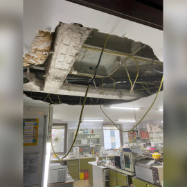 Imagen del techo caído sobre un laboratorio del hospital madrileño Ramón y Cajal. / CCOO
