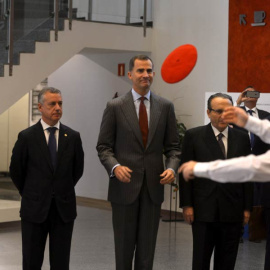 El rey presencia un aurresku en compañía de el lehendakari Urkullu y otras autoridades. / VINCENT WEST (REUTERS)