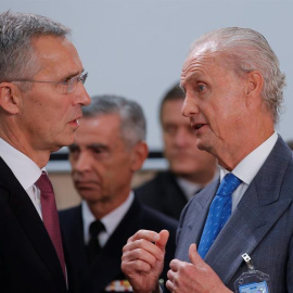 BUR40 BRUSELAS (BÉLGICA), 26/10/2016.- El ministro español de Defensa en funciones, Pedro Morenés (d), conversa con el secretario general de la OTAN, Jens Stoltenberg (i) durante la reunión de ministros de Defensa de la OTAN en la sede de l