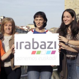 Las portavoces de la plataforma social y política Irabazi-Ganemos Euskadi posan en Bilbao. /EFE