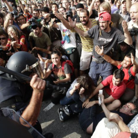 Varios agentes de Policía participan en el desalojo de la acampada de la plaza de Catalunya. REUTERS