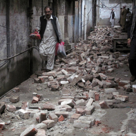 Al menos 38 personas murieron y varios cientos resultaron heridas en el noroeste de Pakistán por el seísmo de 7,5 grados en la escala de Richter que se ha regitrsado en el noreste afgano.- REUTERS