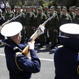 Nuevos reclutas rusos, en formación antes de ingresar en la base militar de Simferópol, en la península de Crimea. - AFP
