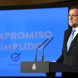 El presidente del Gobierno, Mariano Rajoy, durante la rueda de prensa posterior a la reunión extraordinaria del Consejo de Ministros, celebrada este lunes en en el Palacio de La Moncloa. / SERGIO BARRENECHE (EFE)