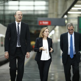 La ministra de Fomento, Ana Pastor, entre los presidentes de Renfe, Pablo Vázquez, y de Telefónica, César Alierta, en la presentación del WiFi en los AVE. E.P.