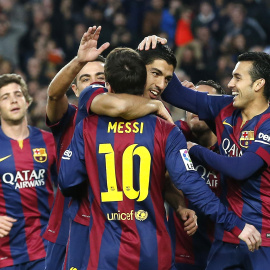 Messi celebra con sus compañeros su triplete contra el Levante. /REUTERS