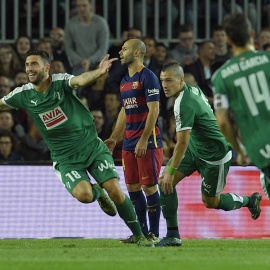 Mascherano se lamenta del gol marcado por el Eibar ayer en el Camp Nou. /AFP