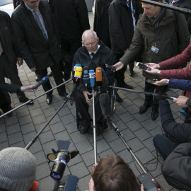 El ministro alemán de Finanzas, Wolfgang Schaeuble, rodeado de periodistas tras la última reunión del Eurogrupo, en Bruselas. REUTERS