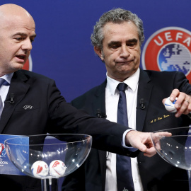 Infantino da instrucciones en el sorteo de los playoff de repesca para la Eurocopa 2016. /REUTERS